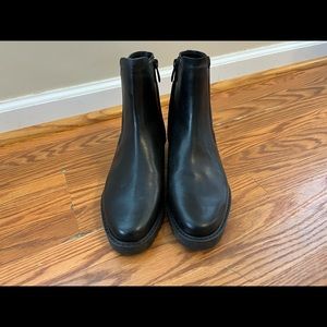 . Wrong size for me. Leather upper/ rubber sole.